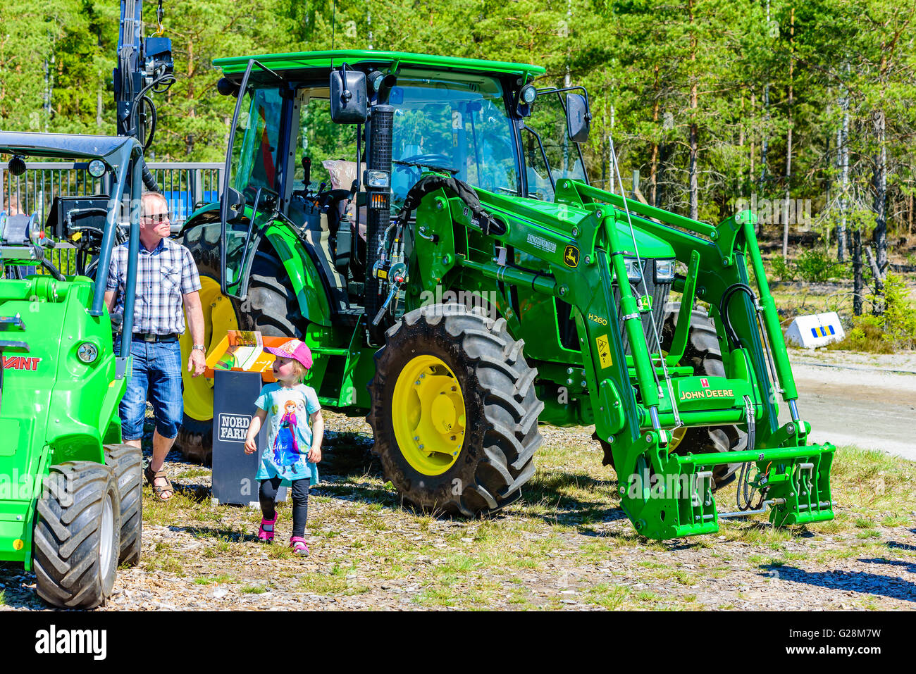Emmaboda, Schweden - 13. Mai 2016: Wald und Traktor (Skog och Traktor). John Deere Traktor mit H260 Frontlader angebaut Stockfoto