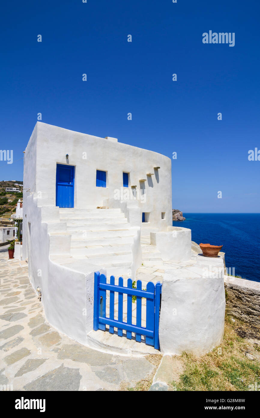 Weiß gewaschen Haus mit Blick auf das Ägäische Meer auf der Insel Sifnos, Kykladen, Griechenland Stockfoto