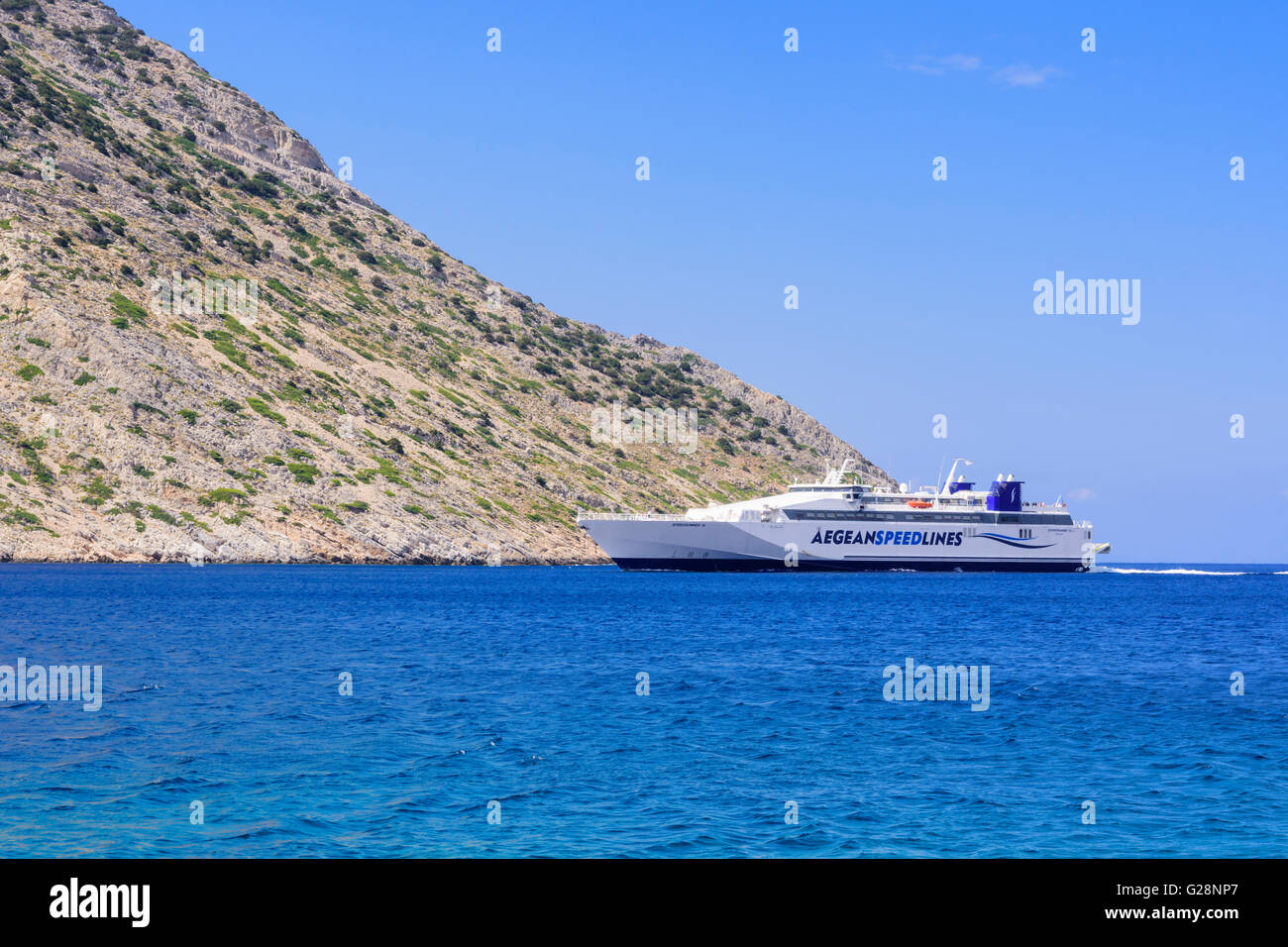 Ankunft der Ägäis Speedlines Fähre in der ruhigen Bucht von Kamares, Sifnos, Griechenland Stockfoto