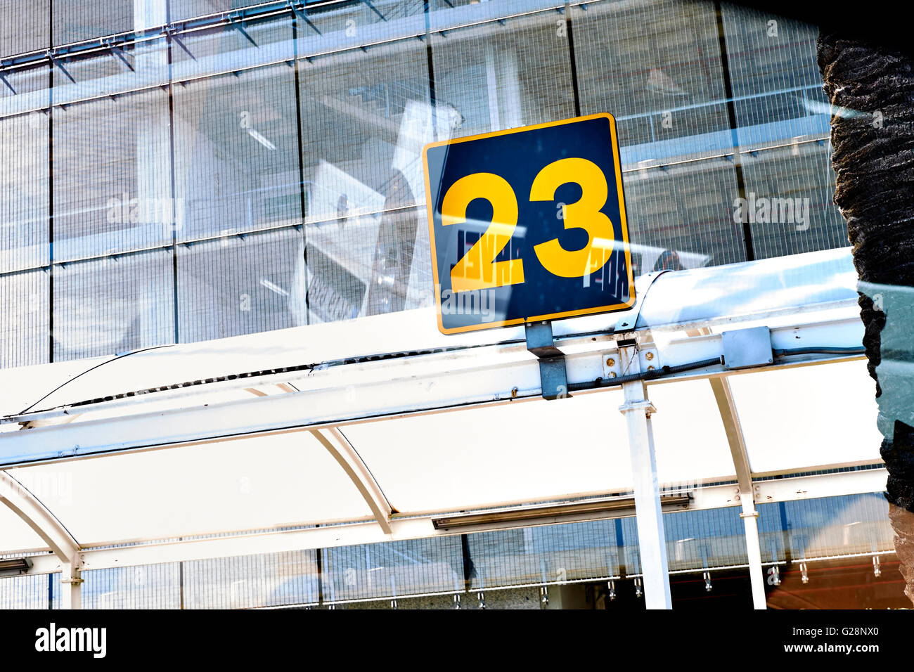 Plattform Nr. 23 an der Station in der Nähe von Flughafen Barcelona Stockfoto