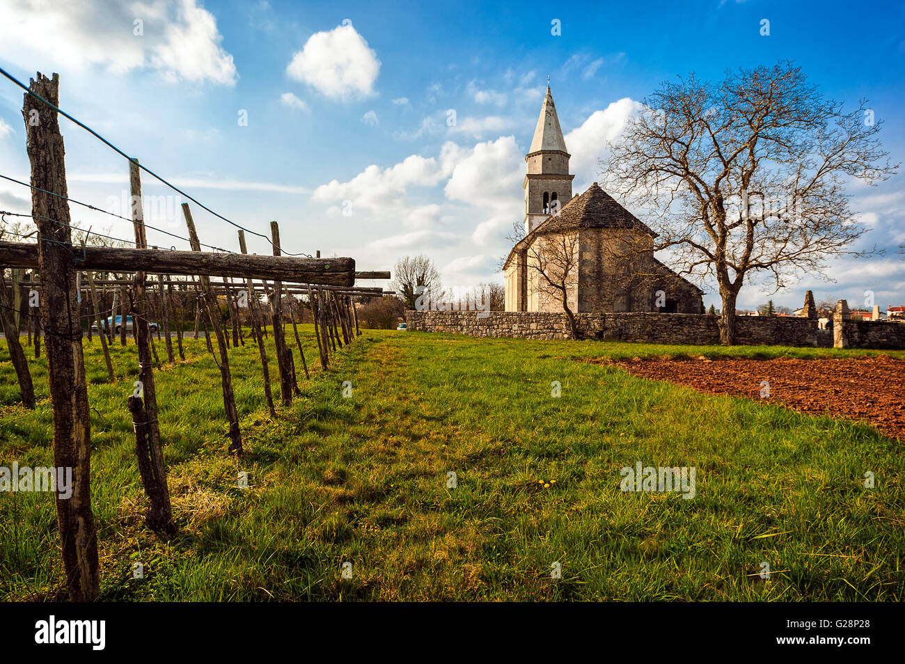 Slowenien-Küste und Karst - Slowenien-Karst-Wein-die Kirche des Heiligen Kreuzes aus dem fünfzehnten Jahrhundert Stockfoto