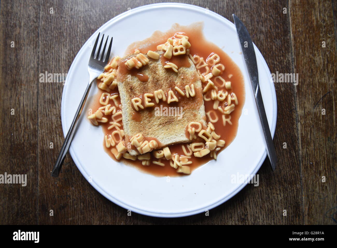 Bleiben - EU-Referendum Konzept Bild in Kinder Alphabet Nudeln auf toast Stockfoto