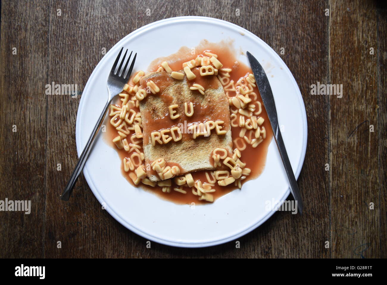 EU-Bürokratie - EU-Referendum Konzept Bild Kinder Alphabet Nudeln auf toast Stockfoto