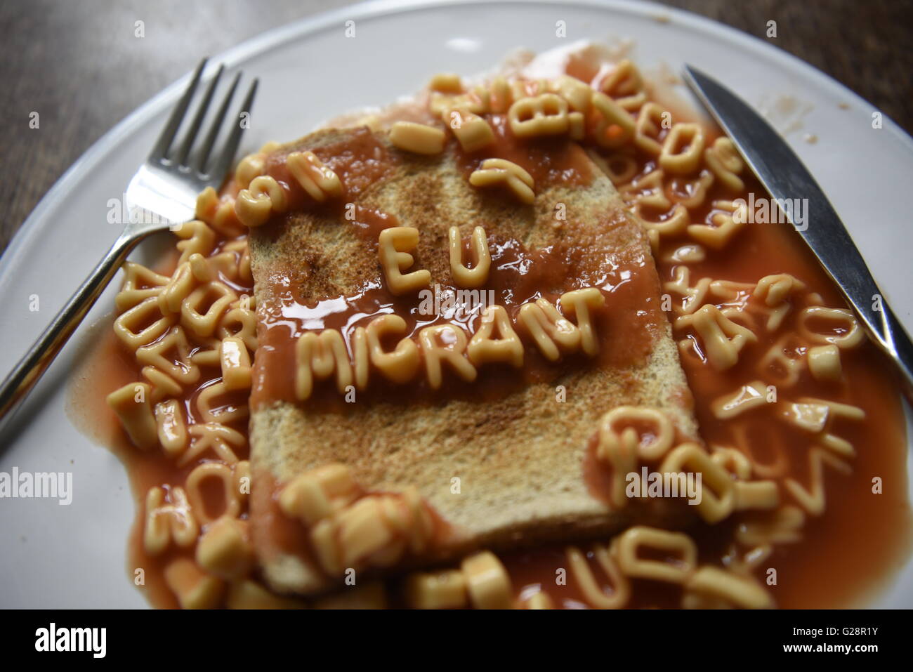 EU-Migranten - EU-Referendum Konzept Bild Kinder Alphabet Nudeln auf toast Stockfoto