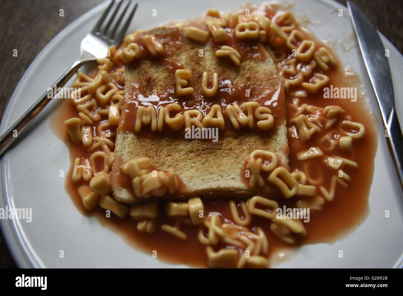 EU-Migranten - EU-Referendum Konzept Bild Kinder Alphabet Nudeln auf toast Stockfoto