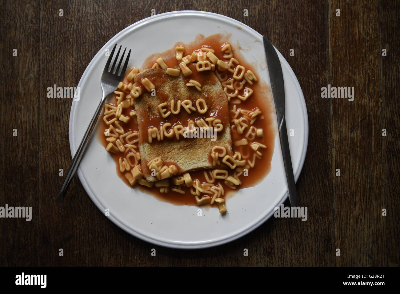 Euro Migranten - EU-Referendum Konzept Bild Kinder Alphabet Nudeln auf toast Stockfoto