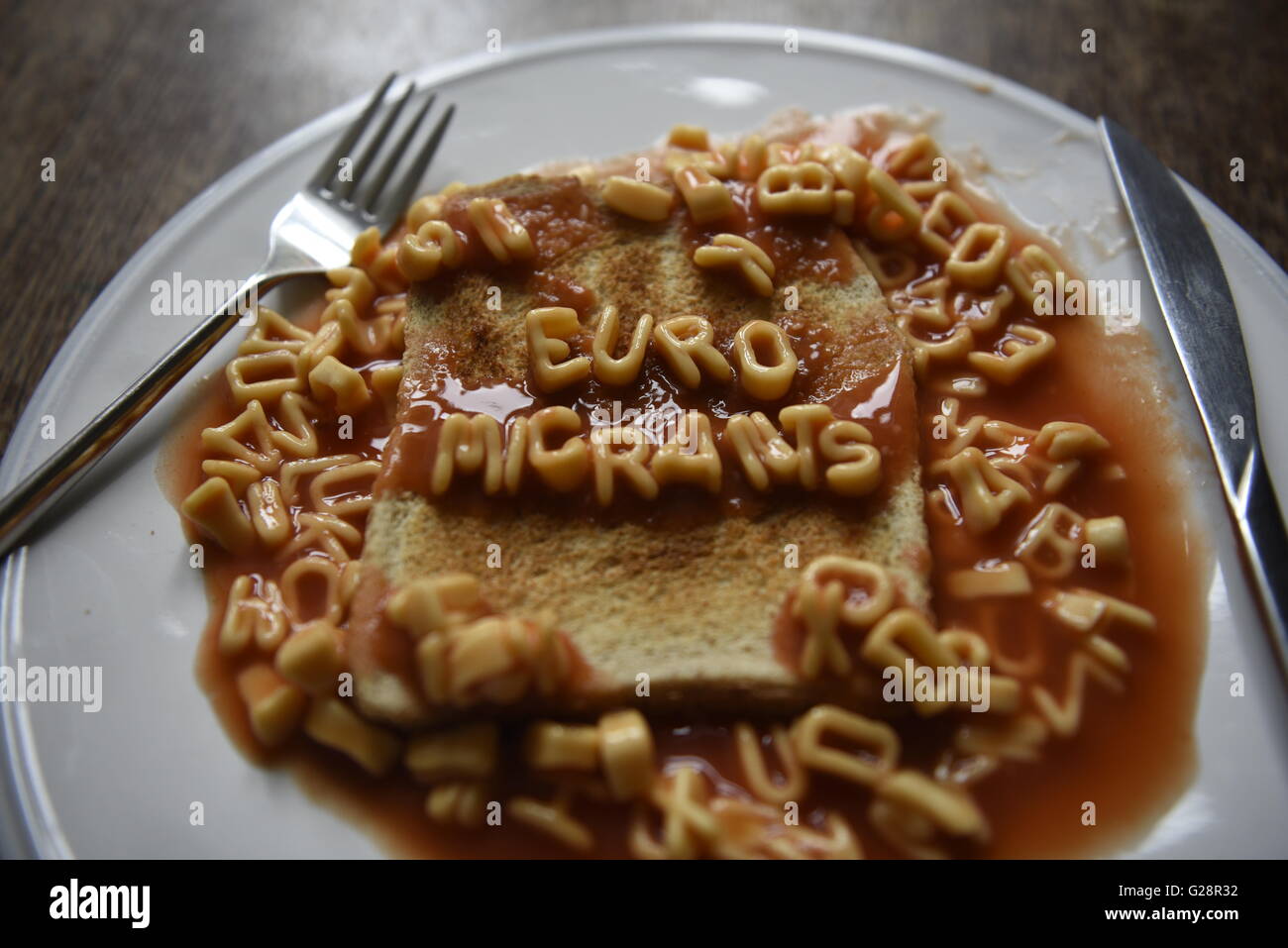 Euro Migranten - EU-Referendum Konzept Bild Kinder Alphabet Nudeln auf toast Stockfoto