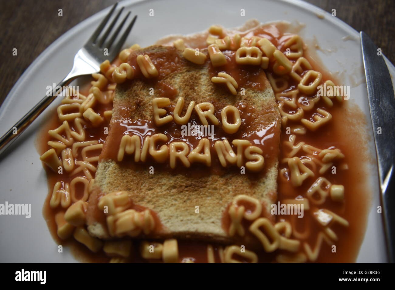 Euro Migranten - EU-Referendum Konzept Bild Kinder Alphabet Nudeln auf toast Stockfoto