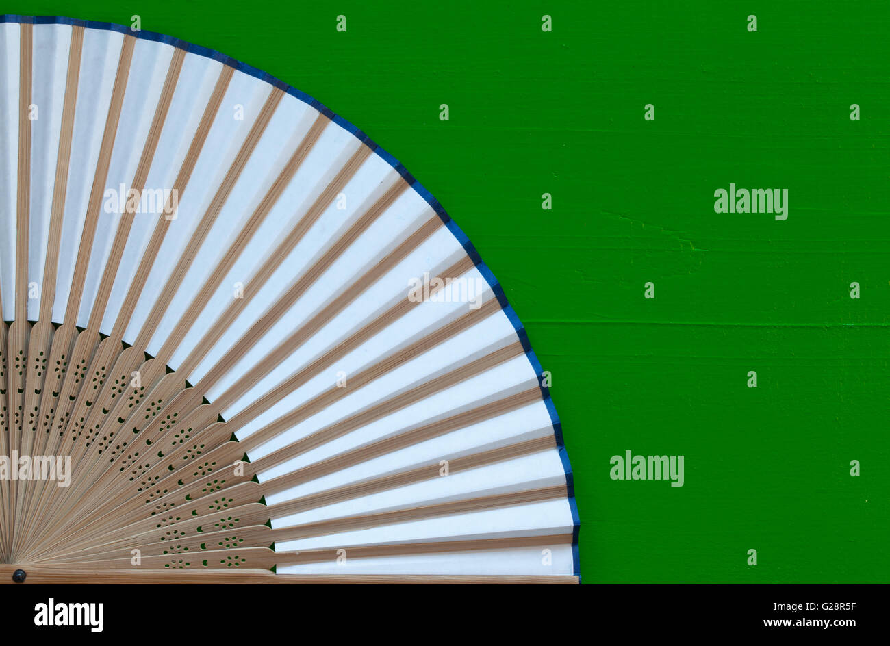 Typische japanische Hand Fan gemacht am grünen Tisch aus Holz Stockfoto