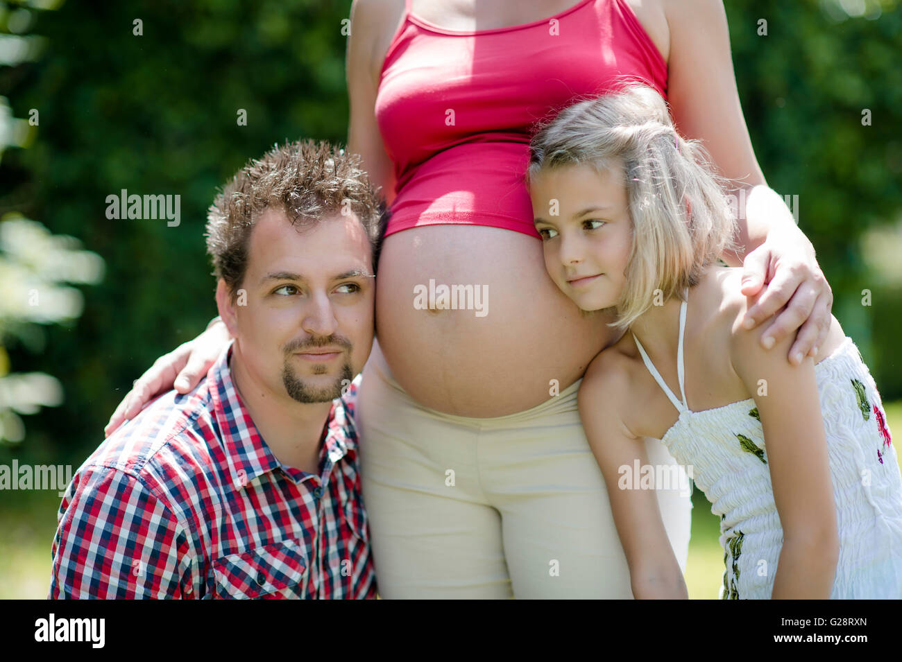 Schwangere Frau mit Mann und Tochter, Österreich Stockfoto