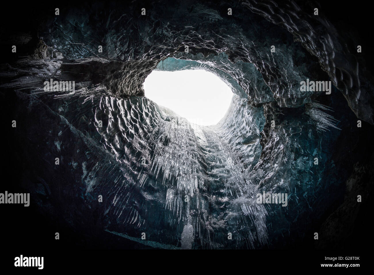 Verlassen Sie an der Oberfläche, Eishöhle unter dem Vatnajökull, Region Süd, Island Stockfoto