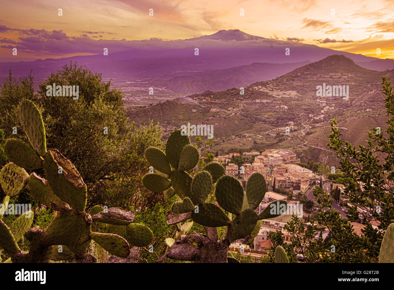 Ätna auf Sizilien von Taormina gesehen;  Stachelige Birne im Vordergrund Stockfoto