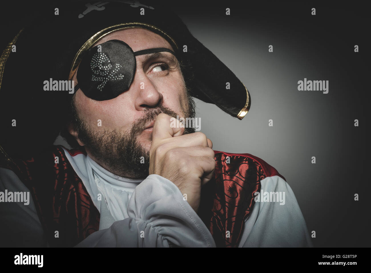 Denken, Man Pirat mit Augenklappe und alter Hut mit lustigen Gesichtern und ausdrucksstark
