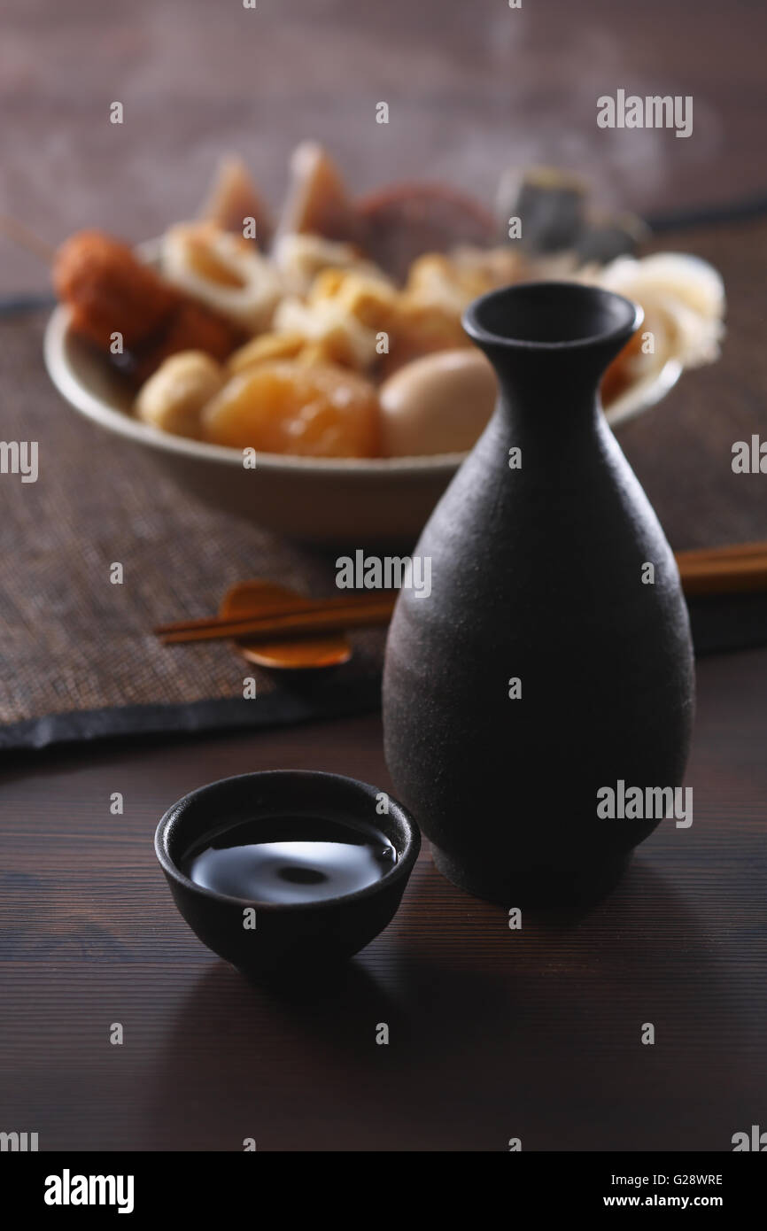 Japanischer Sake und Oden Stockfoto