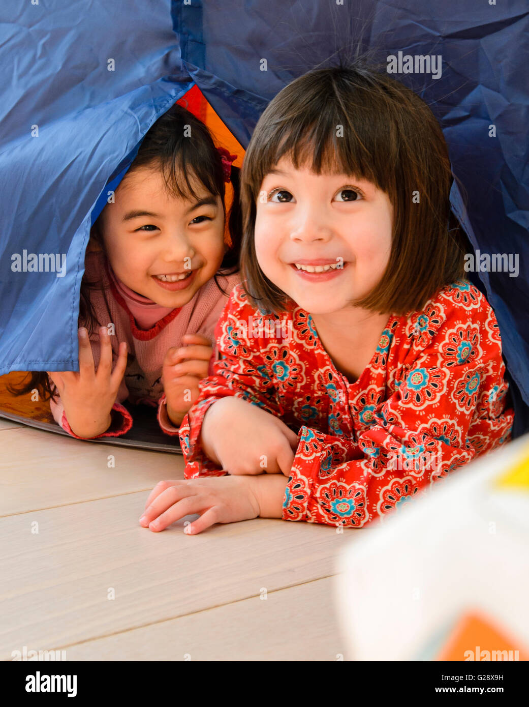 Kinder spielen in einem Kinder-Zelt Stockfoto
