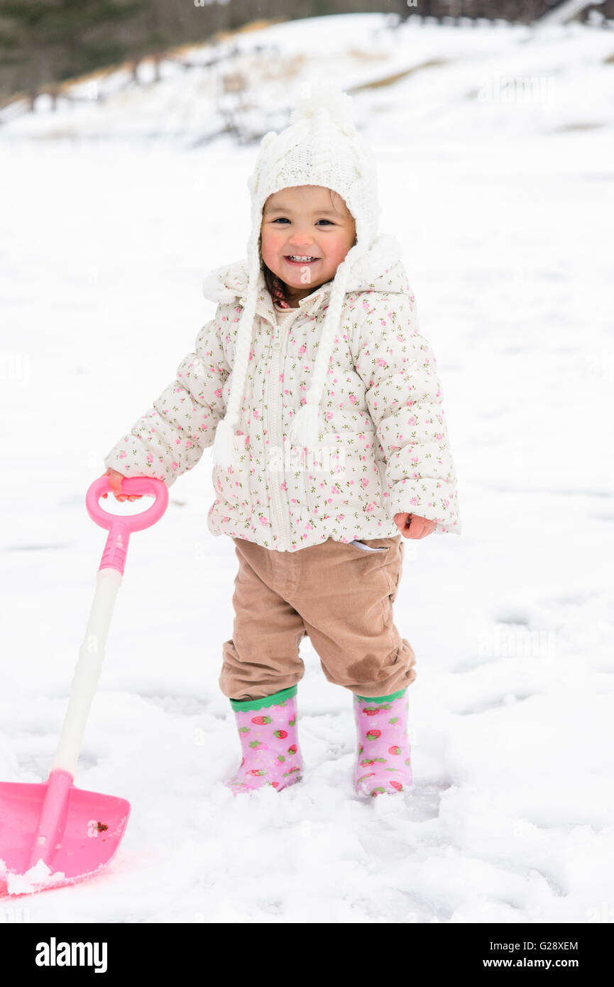 Kinder spielen im Schnee Stockfoto