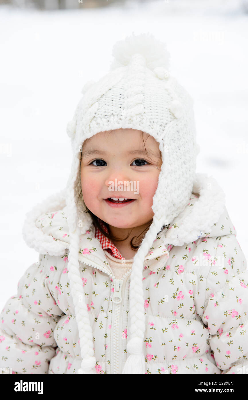 Kinder spielen im Schnee Stockfoto