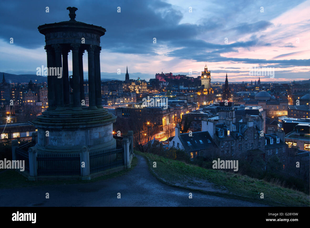 Blick auf Edinburgh in der Abenddämmerung vom Calton Hill Stockfoto