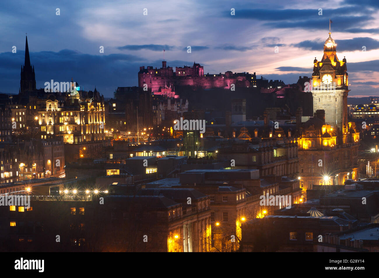 Edinburgh, Schottland-Skyline in der Abenddämmerung Stockfoto