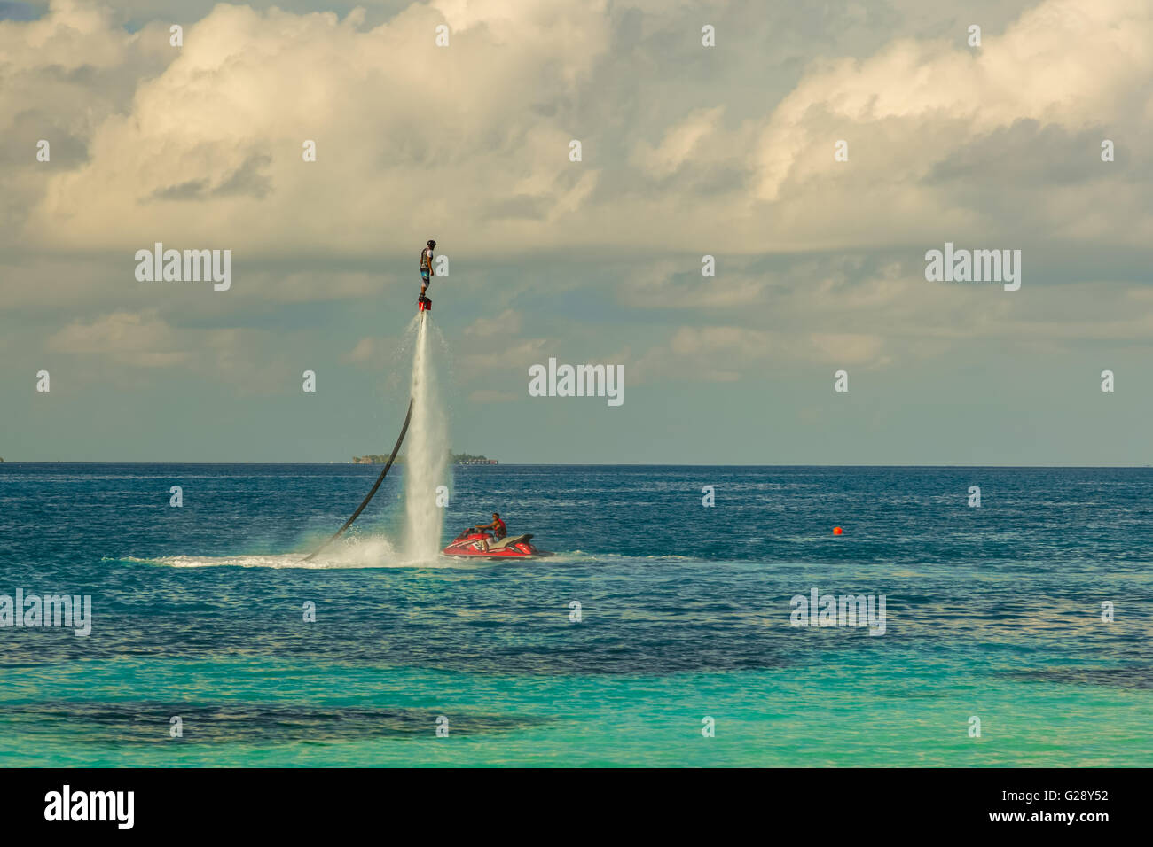 Silhouette eines Reiters fliegen Board auf hoher See Stockfoto