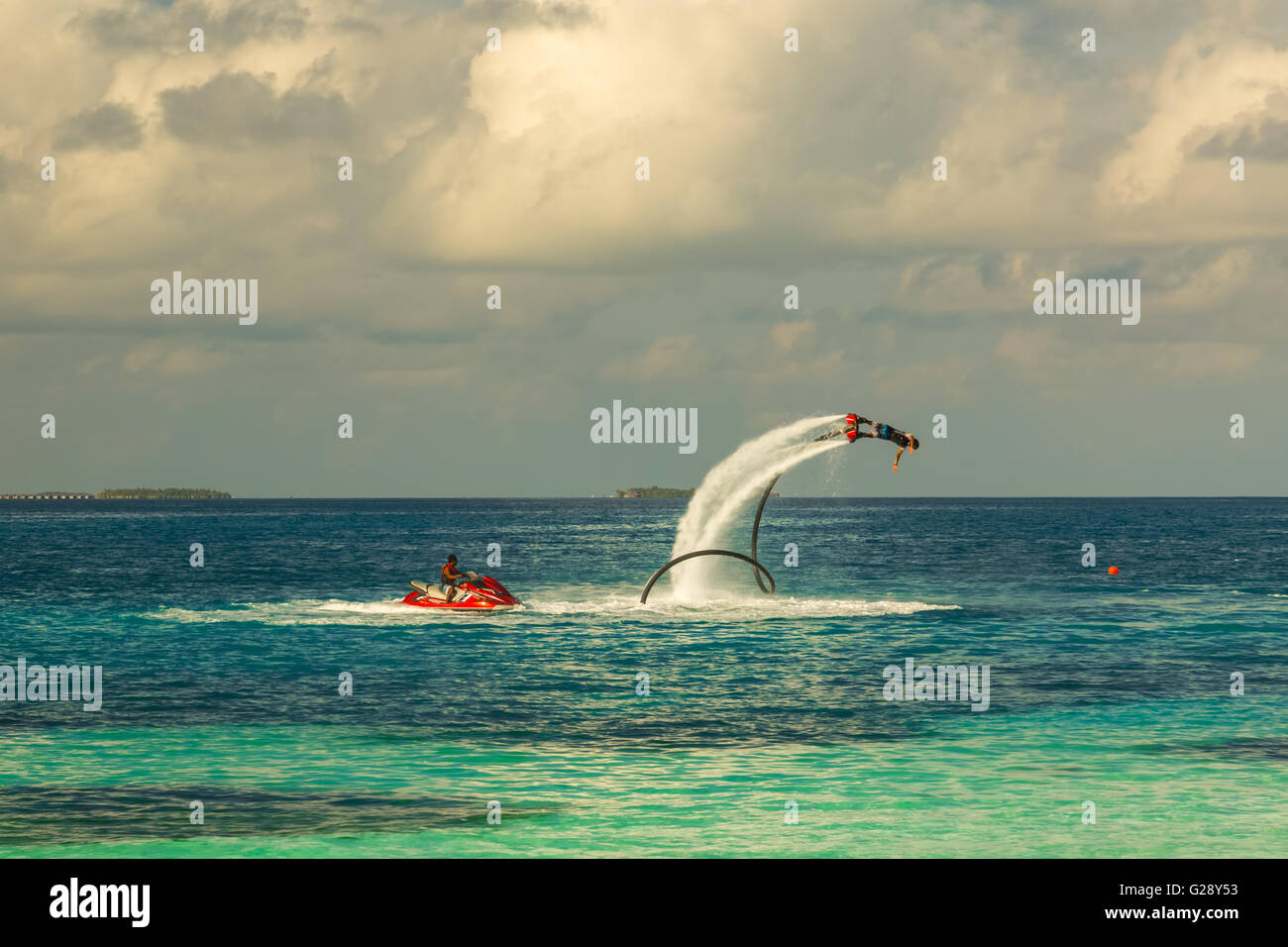 Silhouette eines Reiters fliegen Board auf hoher See Stockfoto