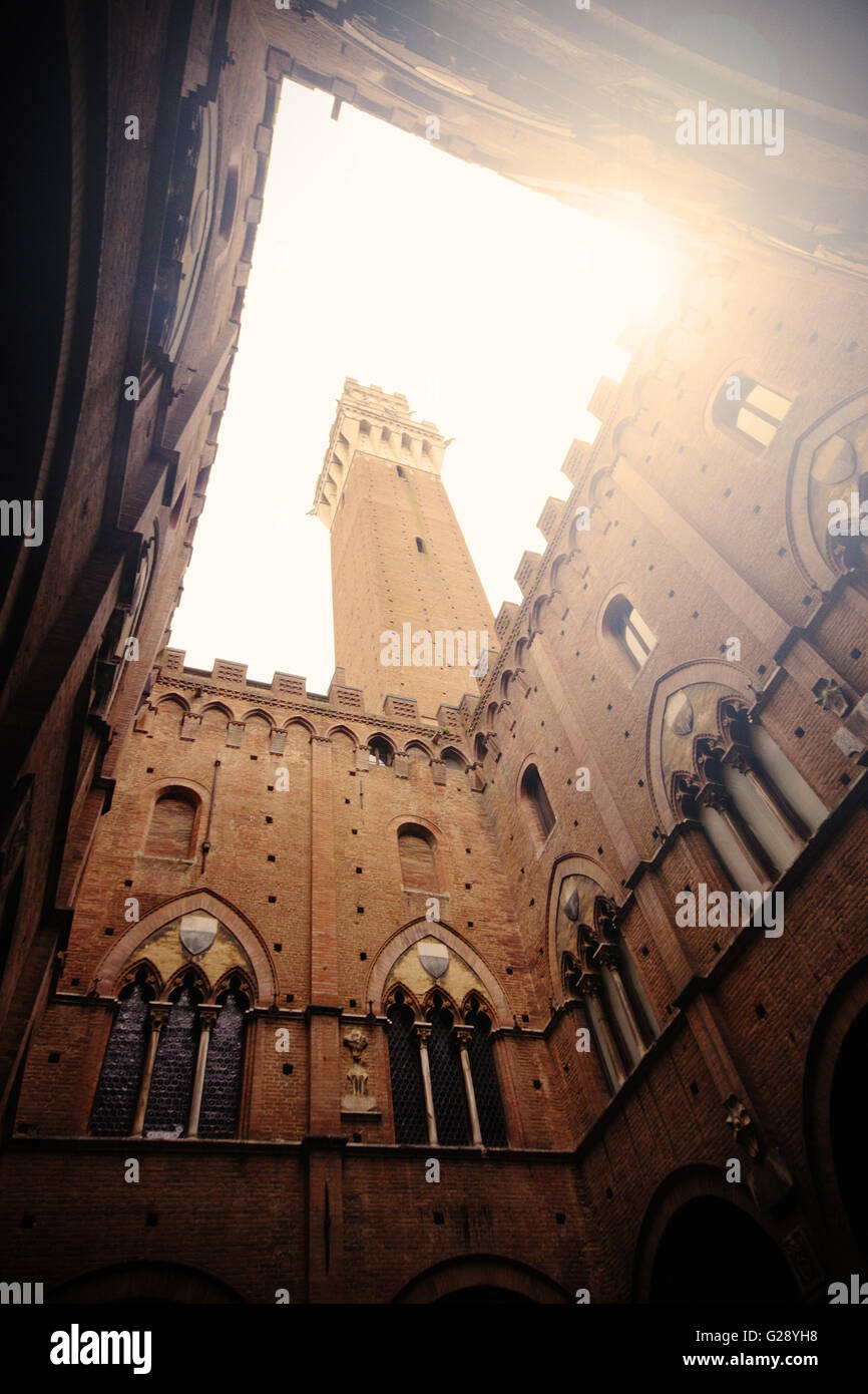 Siena, Italien: Torre del Mangia von unten gesehen Stockfoto