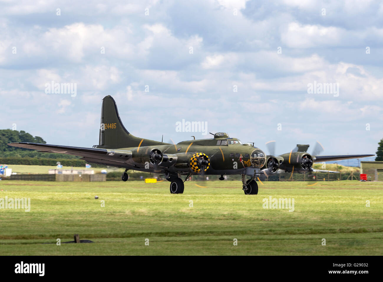 Boeing B - 17G "Flying Fortress" G-BEDF bekannt als "Sally B" ist ein zweiten Weltkrieg Bomber Flugzeug auf der RAF Waddington Airshow Stockfoto