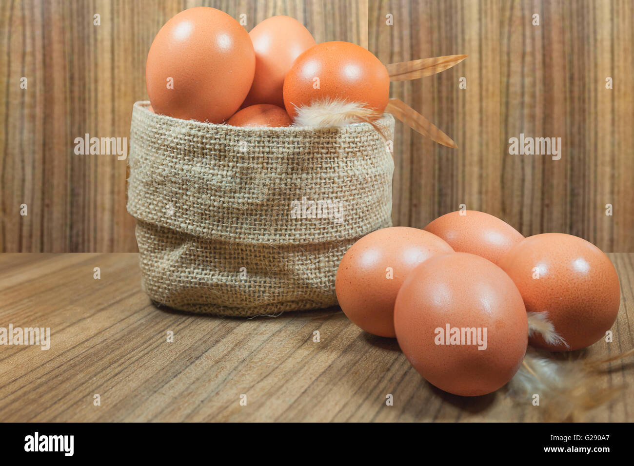 Eiern im Korb auf wood.eggs.egg.brown.rawfood. Stockfoto