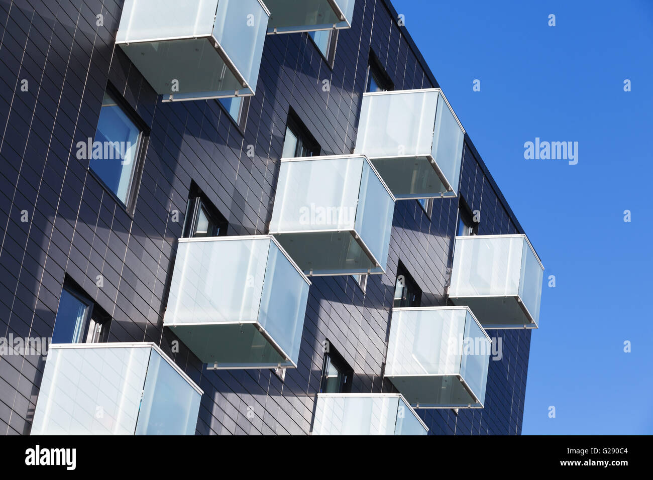 Abstrakte Fragment der zeitgenössischen Architektur, Würfel geformt Balkone mit weißem Glasgeländer Stockfoto