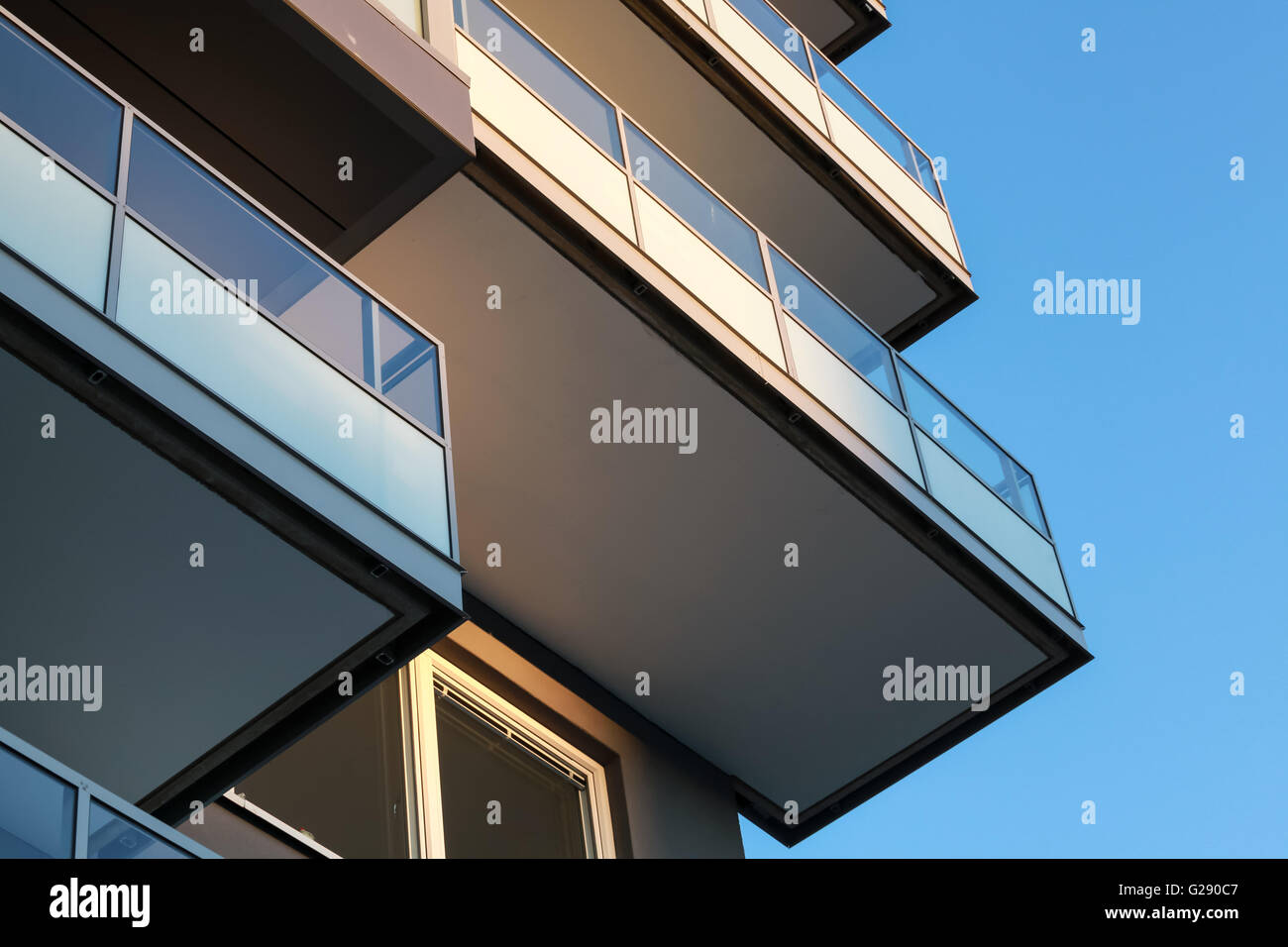 Abstrakte Fragment der zeitgenössischen Architektur, Balkone mit Glasgeländer Stockfoto