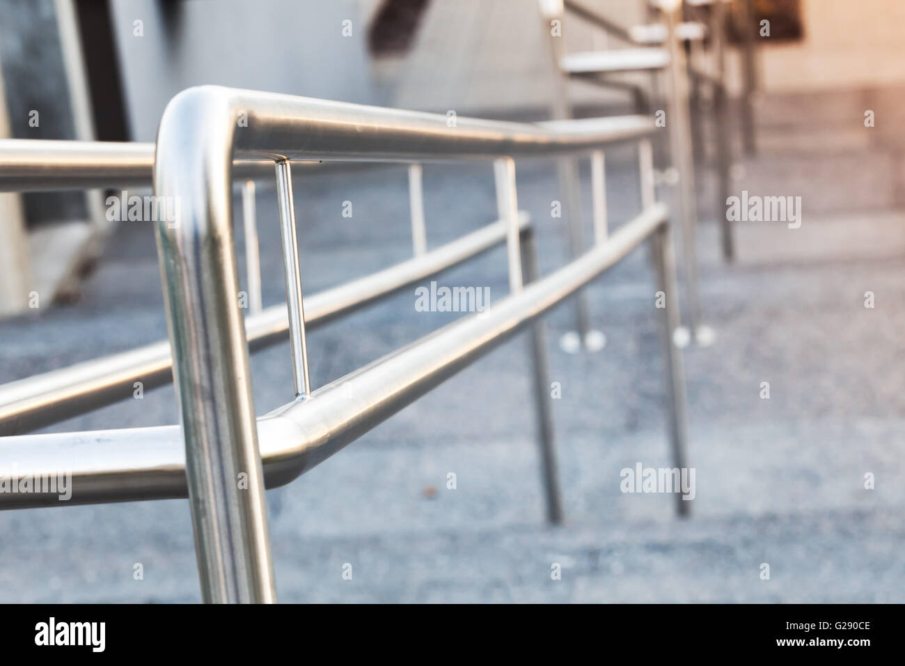 Leuchtendes urban Metall Handläufe auf einer Treppe, Nahaufnahme Foto mit selektiven Fokus Stockfoto