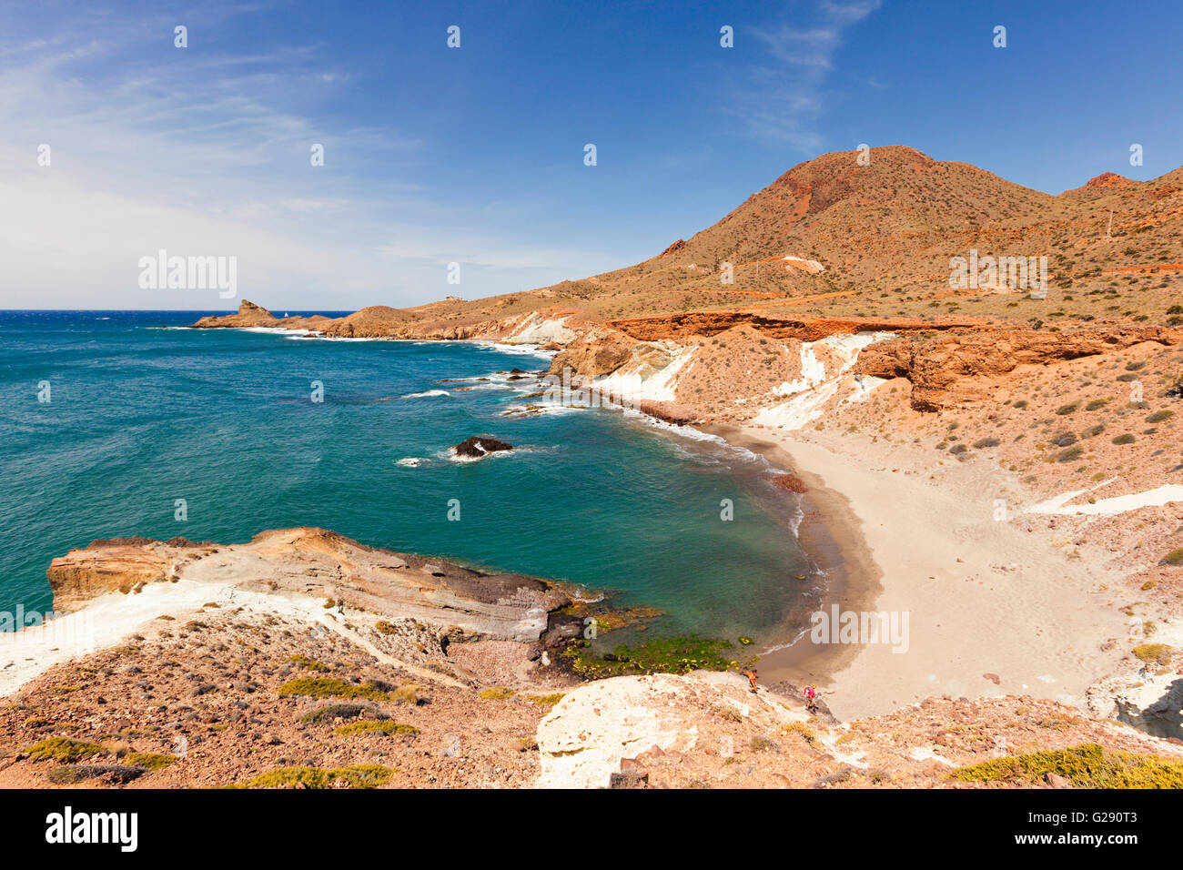 Schlepptau Touristen zu Fuß hinunter Cala Raja, einem abgelegenen Strand im Naturpark Cabo de Gata-Nijar Stockfoto