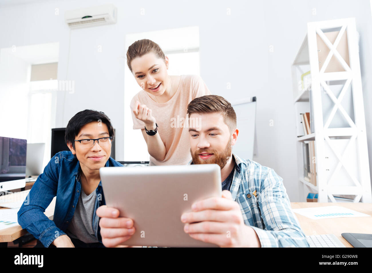 Drei konzentriert junge Geschäftsleute mit Tablet zusammen zu arbeiten Stockfoto