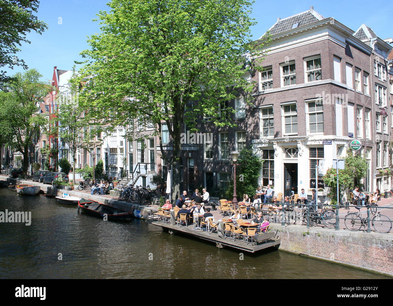 Menschen trinken auf Kanal Terrasse im Café ' t Smalle Drinken, Egelantiersgracht Kanal, Zentrum von Amsterdam, Jordaan-Viertel, Niederlande Stockfoto