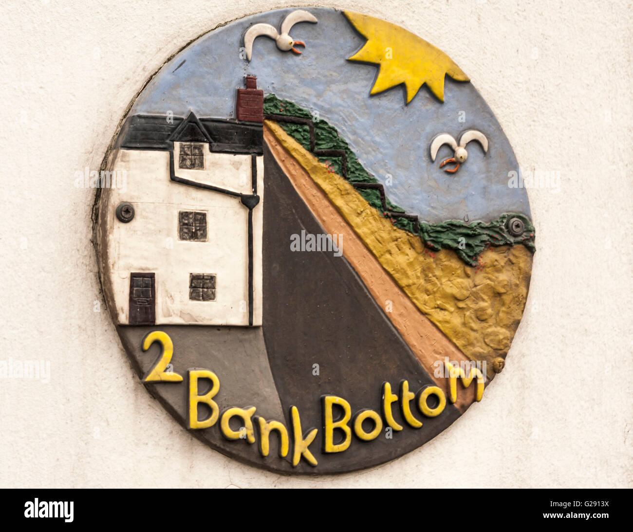 Skurrile Typenschild Zeichen für Haus am Ende der Bank bei Staithes in North Yorkshire, England Stockfoto