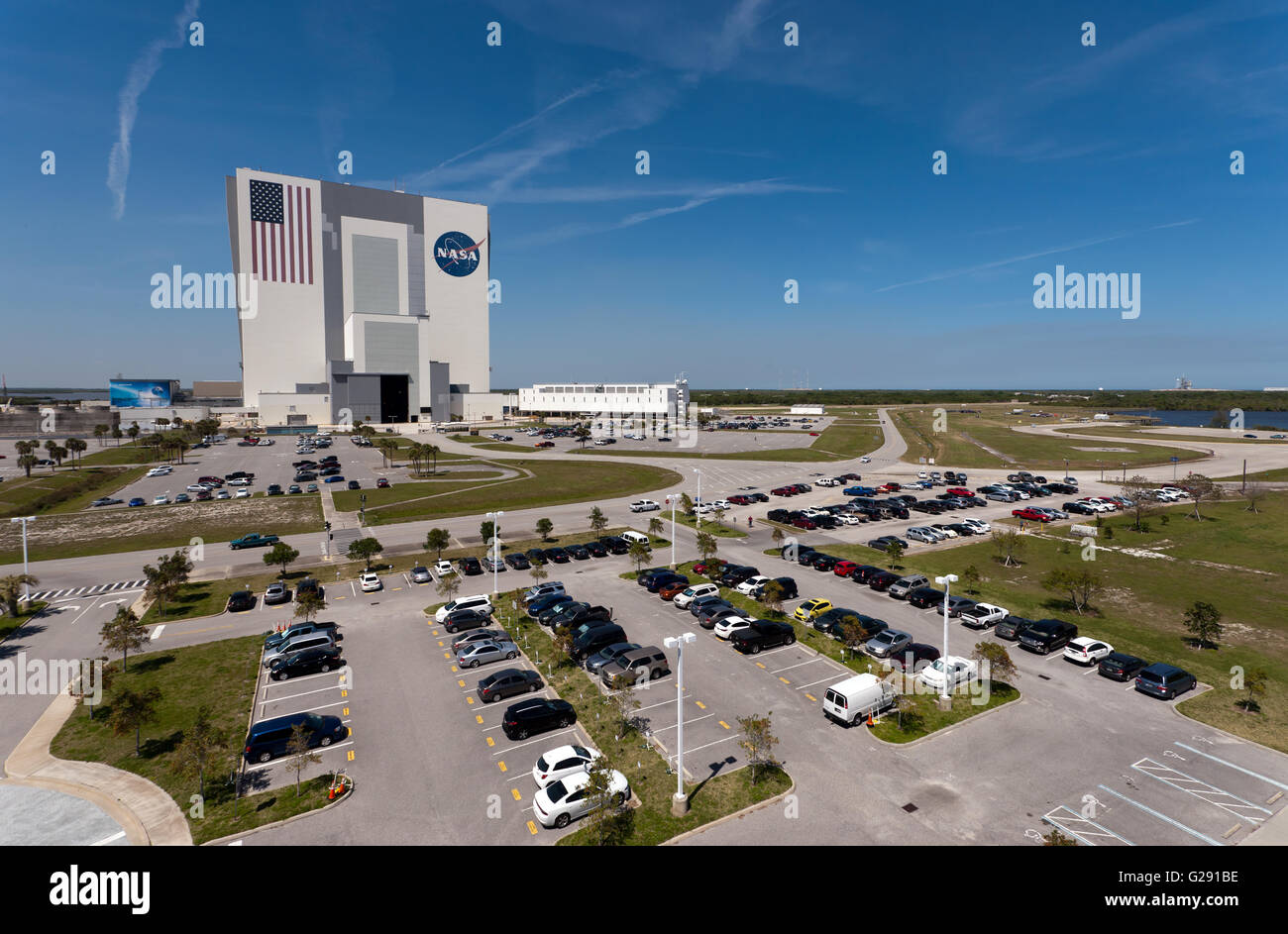 Eine Weitwinkelansicht des Vehicle Assembly Building oder VAB, bei der NASA Kennedy Space Center, Merritt Insel, Florida Stockfoto Eine Weitwinkelansicht des Vehicle Assembly Building oder VAB, bei der NASA Kennedy Space Center, Merritt Insel, Florida Stockfoto
