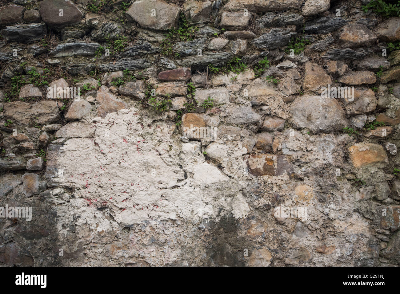 Verwittert und verfallene Steinmauer in Bilbao, Spanien Stockfoto