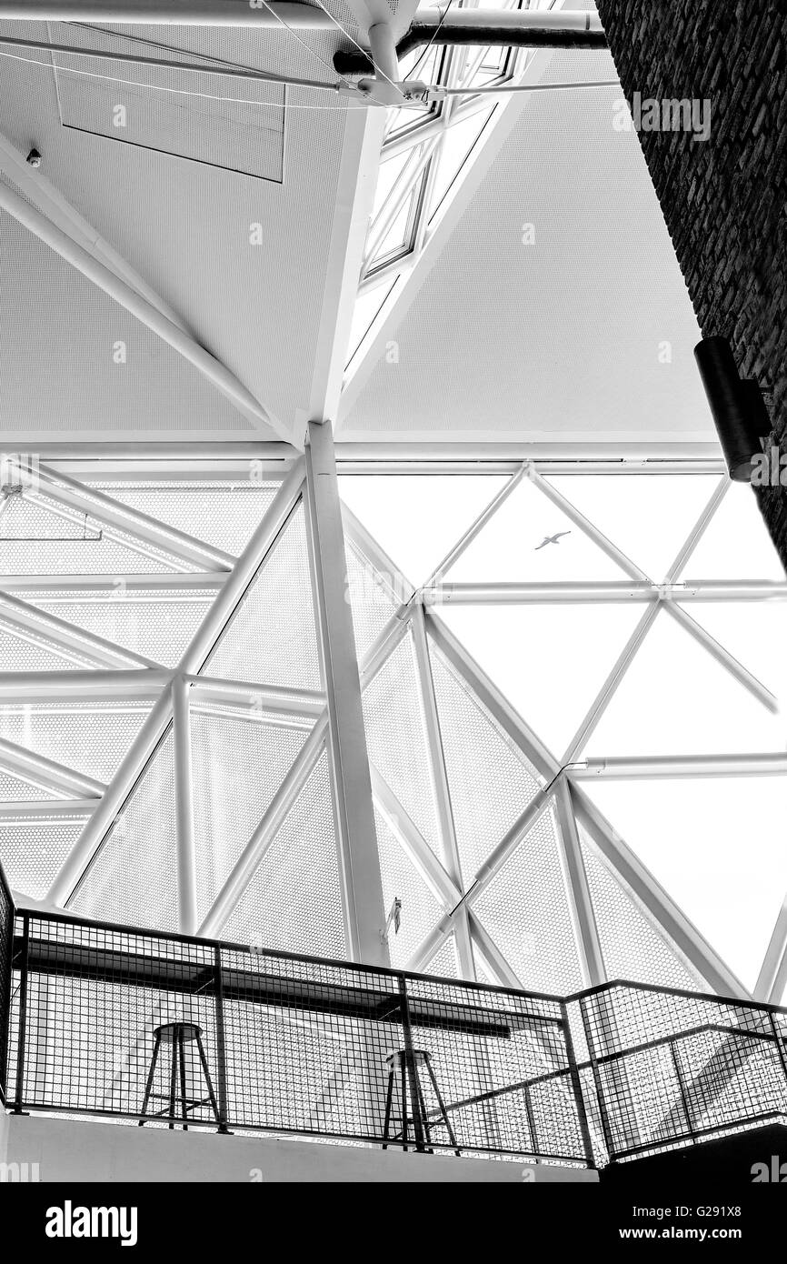 Abstrakte Stahl und Glas in einer modernen Struktur. Stockfoto