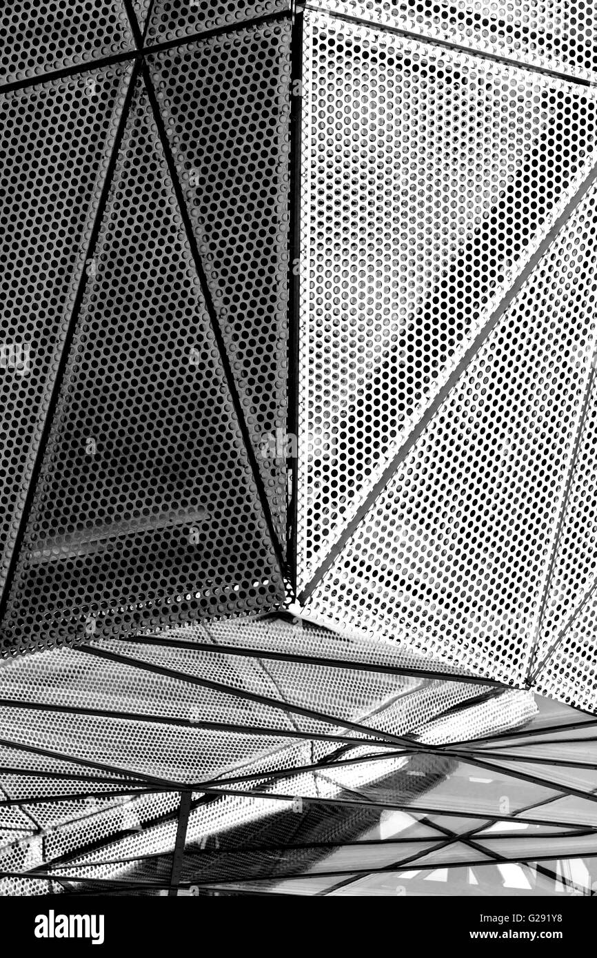 Abstrakte Stahl und Glas in einer modernen Struktur. Stockfoto