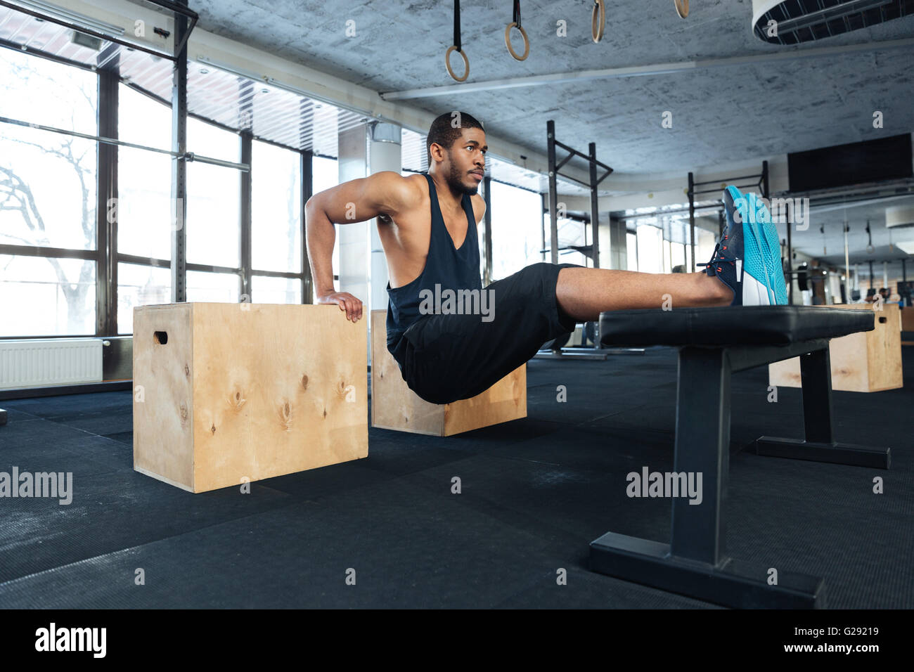 Starke Fitness Mann Muskeln Übungen mit Training in der Turnhalle Stockfoto