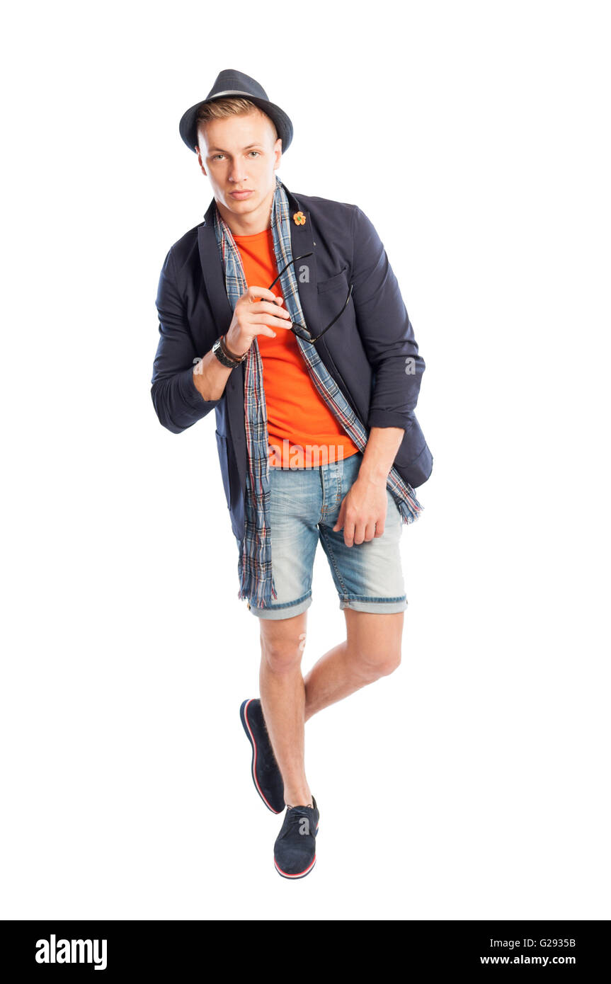 Modekonzept mit kurzen Jeans und eleganter Anzugjacke mit Schal und Mütze auf ein männliches model Stockfoto