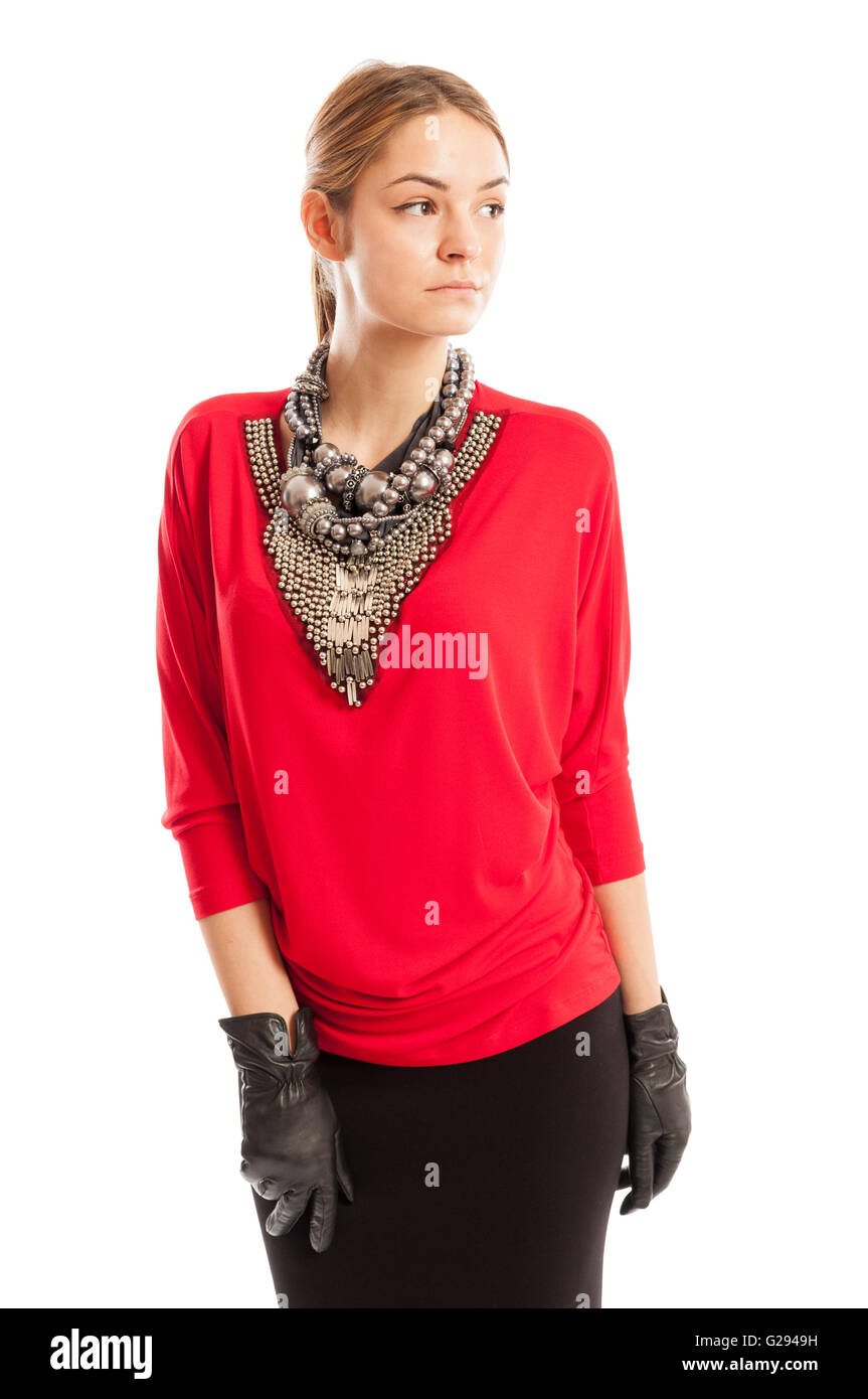 Rote Bluse, schwarzer Rock, Handschuhe aus Leder und Metall-Accessoires. Junge weibliche Model posiert auf weißem Hintergrund Stockfoto