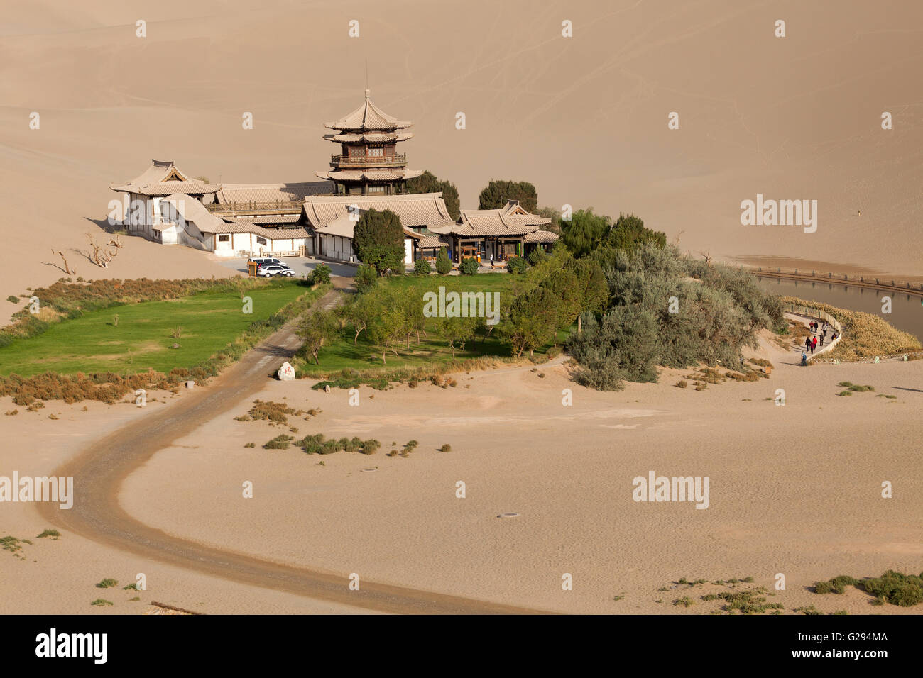 Crescent Moon Lake in der Wüste Gobi. Stockfoto