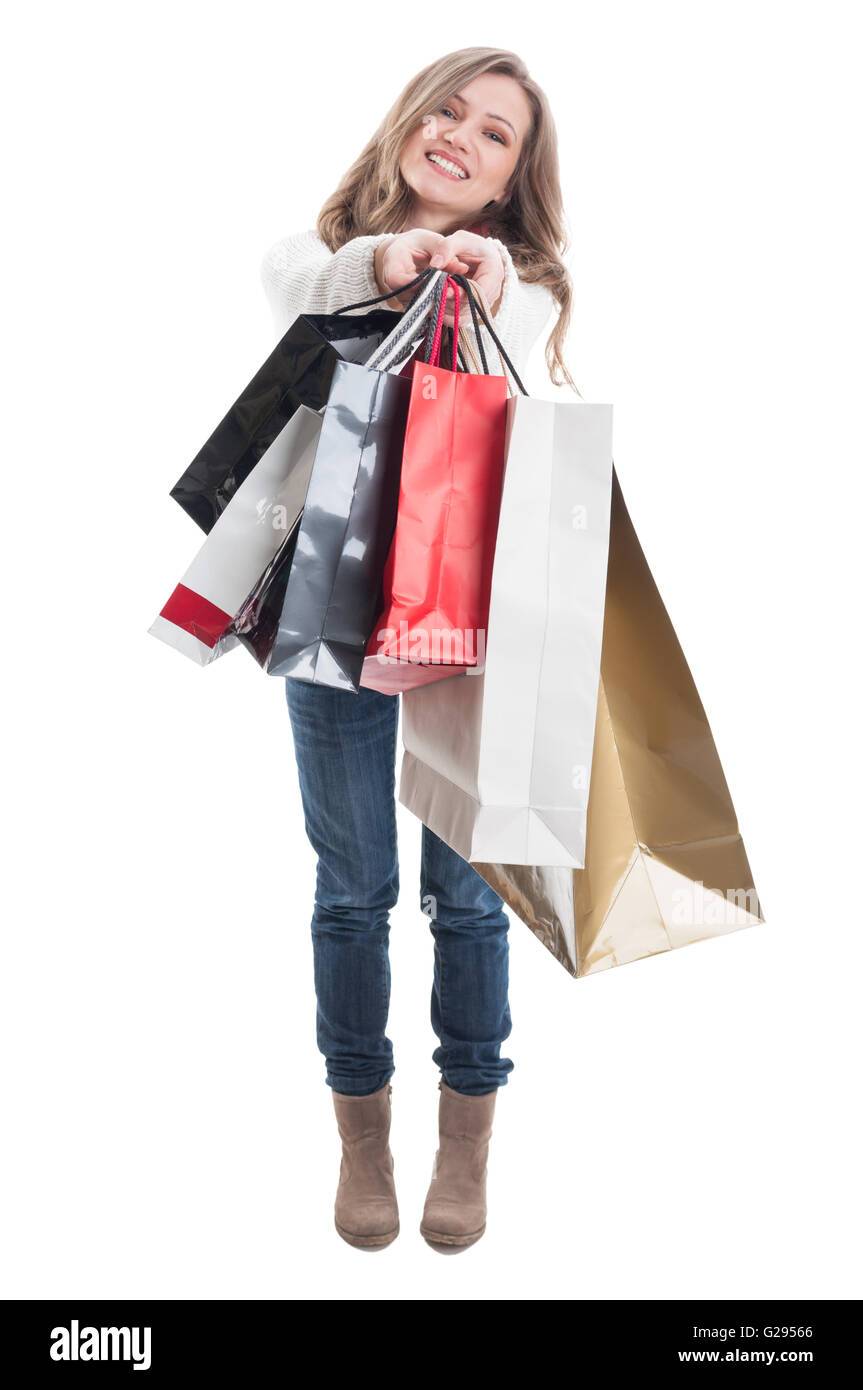 Niedliche shopping Girl zeigt die Einkaufstaschen auf weißem Hintergrund Stockfoto