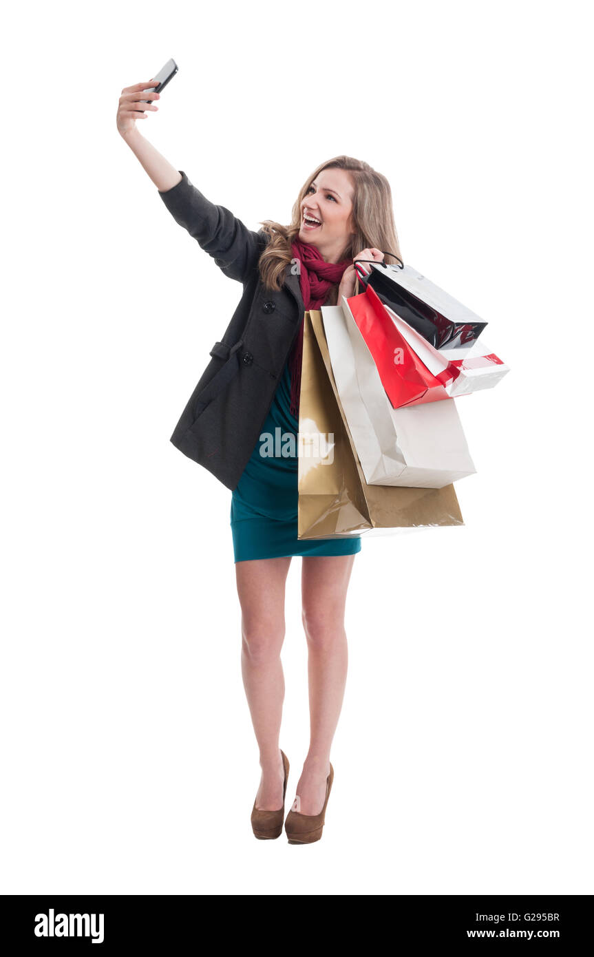 Frau, die eine Selfie mit den Einkaufstaschen einkaufen Stockfoto