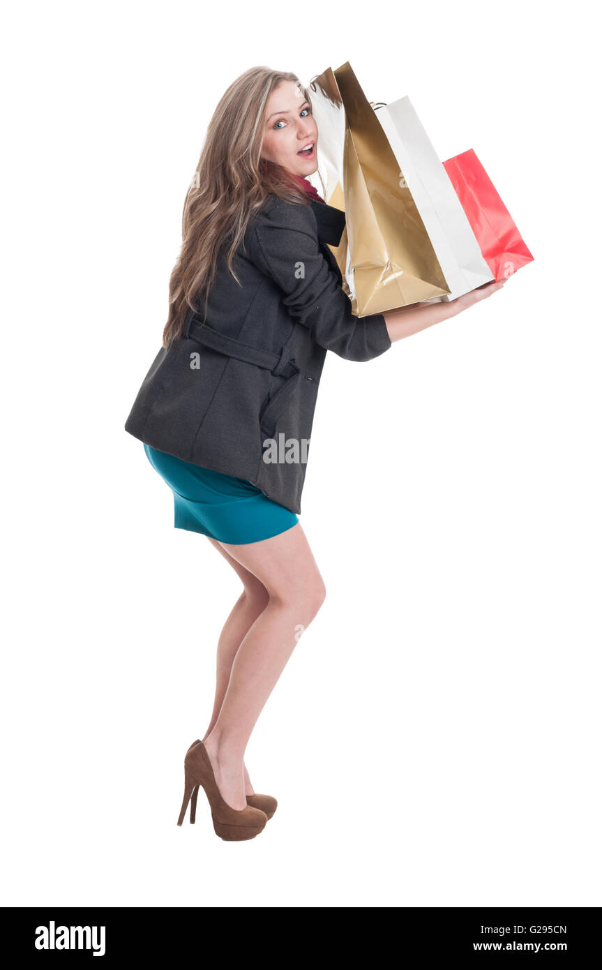 Shopping-Mädchen mit schweren Taschen auf weißen Studio-Hintergrund Stockfoto