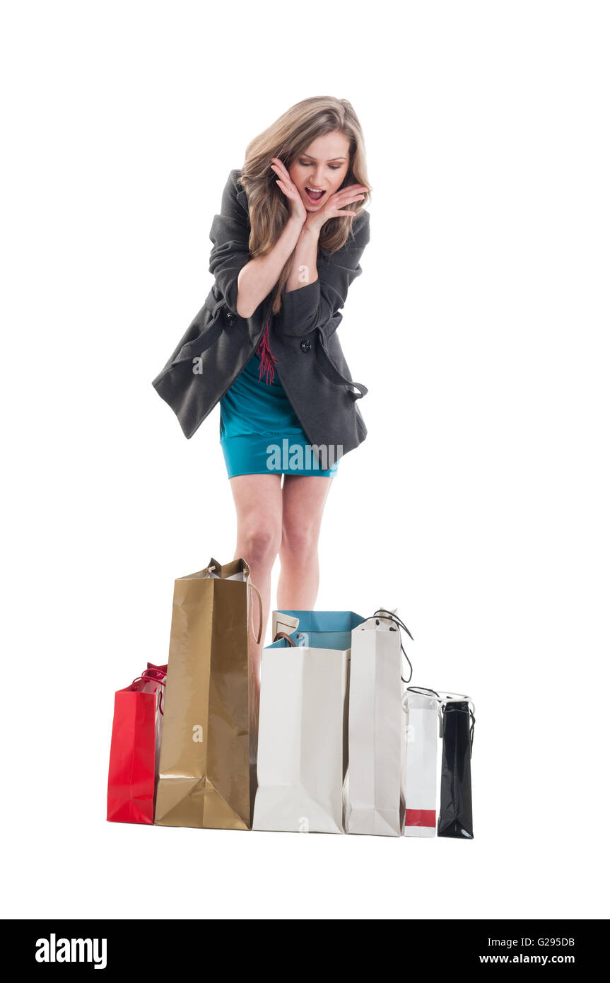 Aufgeregt und glücklich einkaufen glücklich die Einkaufstüten weibliche handeln Stockfoto