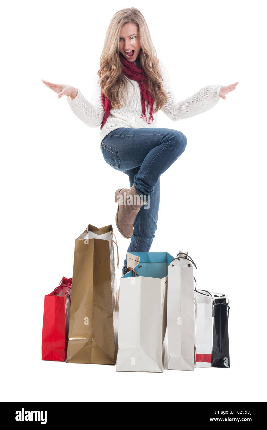 Frau mit dem Ausdruck ihrer Freude und Fröhlichkeit zwischen vielen Einkaufstüten einkaufen Stockfoto