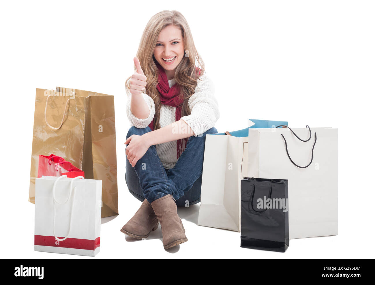 Zufrieden einkaufen Frau zeigt ok oder Daumen zwischen Einkaufstaschen zu sitzen Stockfoto