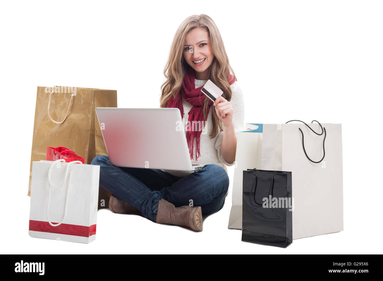 Zufrieden einkaufen Frau mit Kredit- oder Debit-Karte um online zu kaufen. E-Payment-Konzept auf weißem Hintergrund Stockfoto